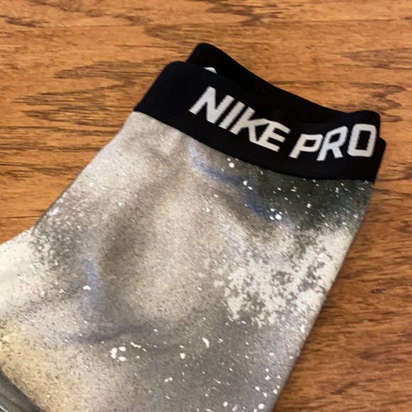 Nike Pro Galaxy Sports Bra + Capri Pants - Picture 2 of 4